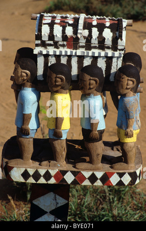 Mahafaly peint Sculpture funéraire, Tombeau Art, Totem, Stele ou Aloalo, hommes portant Coffin en procession funéraire, près de Tulear, Madagascar Banque D'Images