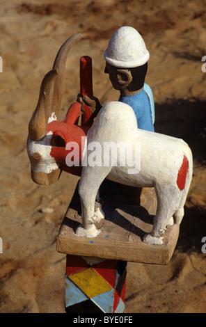 Mahafaly sculptures funéraires peints, stèle, Totem ou Aloalo tombe sur l'homme, avec la vache zébu ou bétail, près de Tulear, Madagascar Banque D'Images