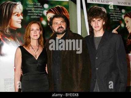 Elizabeth Perkins et mari Julio Macat et Guest 'parce que j'ai dit jusqu' Premiere tenue à l'ArcLight Theatre - Arrivées Los Banque D'Images