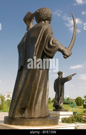 Statue avec une épée devant le Monument de l'indépendance du Turkménistan, Achgabat (Turkménistan), l'Asie centrale Banque D'Images