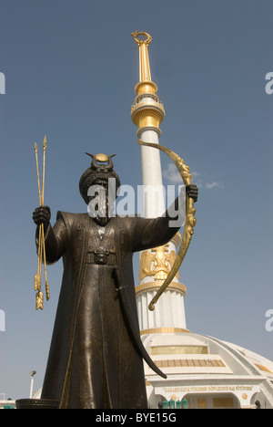 Statue avec une épée devant le Monument de l'indépendance du Turkménistan, Achgabat (Turkménistan), l'Asie centrale Banque D'Images