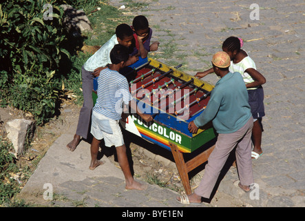 Malgaches garçons jouant au football de table ou au football de table, au football de table ou au pied-de-table dans les rues d'Antananarivo, Tana ou Tananarive, Madagascar Banque D'Images