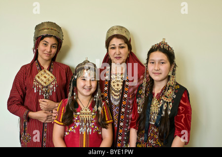 Photo de groupe famille turkmène en costume traditionnel, le Turkménistan, l'Asie centrale Banque D'Images