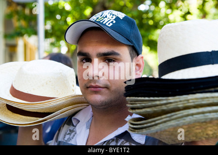 L'espagnol au Panama hat chapeaux style vendeur de vendre aux touristes et les membres de l'assistance à l'arène de Séville / Bull ring. Espagne Séville. Banque D'Images