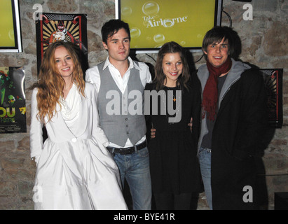 Patrick Flueger, Bijou Phillips, Lauren German et Chris Lowell Slamdance et aéroportées cocktail tenue au Salon aéroporté Banque D'Images