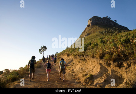 Les gens de randonnée Lions Head au coucher du soleil durant le solstice d'été à Cape Town Banque D'Images