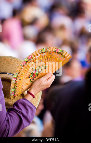 Ventilateur / fans dans la main d'une femme membre de l'auditoire / foule / spectateurs / spectateur @ arènes de Séville / Bull ring. Séville Espagne Banque D'Images