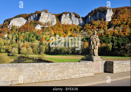 Bogenbruecke Hausener arch bridge avec la statue de Saint Népomucène, saint patron des ponts, en face des pics de la Hausener Banque D'Images