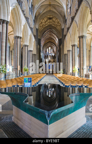 Font par William Pye, l'intérieur cathédrale de Salisbury, Salisbury, Angleterre, Royaume-Uni, Europe Banque D'Images