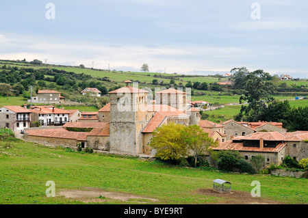 Collégiale romane, Santillana del Mar, ville médiévale, bâtiments historiques, Cantabria, Spain, Europe Banque D'Images