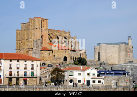 L'église Santa Maria, Santa Ana Forteresse, phare, Castro Urdiales, Golfe de Gascogne, Cantabria, Spain, Europe Banque D'Images