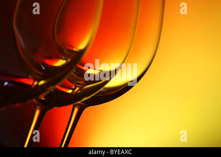 Verres à vin vide dans une rangée, avec fond de couleur graduée Banque D'Images