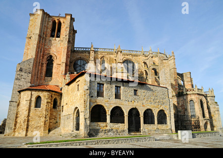 L'église Santa Maria, Castro Urdiales, Golfe de Gascogne, Cantabria, Spain, Europe Banque D'Images