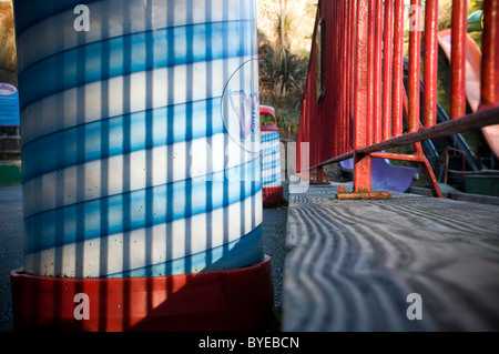 Bandes et lignes abstraites, l'arrière-plan bleu, rayures, illustration,garde-corps,rouge,grain de bois, bande, rayures rayures Banque D'Images