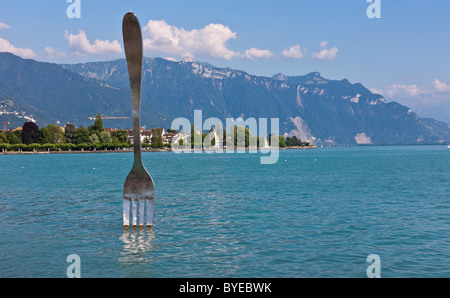 La fourchette, la fourchette, sculpture réalisée par Jean-Pierre Zaugg, situé en face de l'Alimentarium, Musée de Vevey, le lac de Genève Banque D'Images