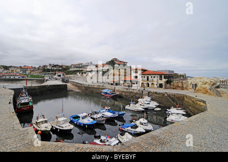 Bateaux, port, Comillas, Cantabrie, Espagne, Europe Banque D'Images