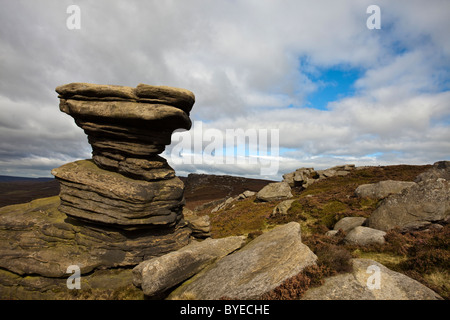 Rocher connu sous le nom de "La Cave de sel' sur le bord de la Derwent Derbyshire Peak District England UK Banque D'Images