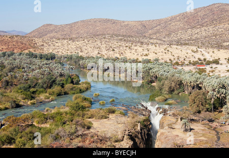 Au magnifique Epupa Falls la rivière Kunene tombe dans une série de cascades dans une gorge profonde de 60 m, la Namibie Banque D'Images