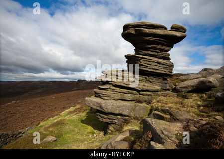 Rocher connu sous le nom de "La Cave de sel' sur le bord de la Derwent Derbyshire Peak District England UK Banque D'Images