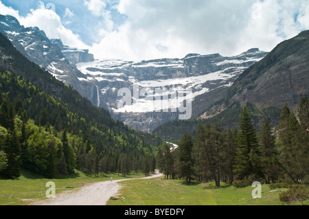 Vue vers le cirque de Gavarnie depuis le sentier. parc national des Pyrénées, les Pyrénées, France. juin. Banque D'Images