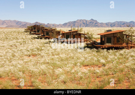 Les chalets de l'exclusive Wolwedans dunes lodge dans un magnifique cadre dans le secteur NamibRand Nature Reserve Banque D'Images