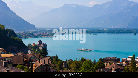 Vue sur le lac de Genève, sur la gauche le Château de Chillon, Montreux, Canton de Vaud, Suisse, Europe Banque D'Images