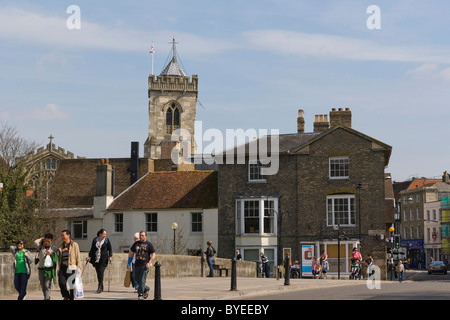 Bridge Street avec Sarum St Thomas et St Edmund, Église de St Thomas Beckett, Salisbury, Wiltshire, Angleterre, Royaume-Uni Banque D'Images