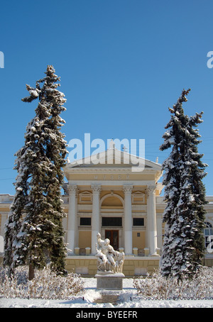 Musée archéologique avec des copies du célèbre groupe de sculptures "Laocoön et ses fils' en face de la façade, Odessa, Ukraine Banque D'Images