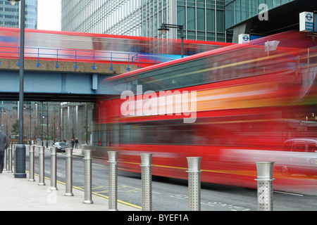 Un bus de Londres voyager sous un pont en même temps qu'un train circule sur le pont Banque D'Images