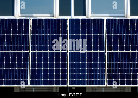 Des rangées de panneaux solaires photovoltaïques sur le côté d'un bâtiment du Conseil, dans le Nord du Devon Banque D'Images