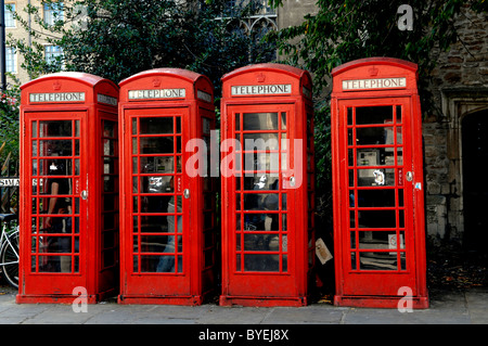 Une ligne de téléphone britannique rouge vif dans les boîtes place du marché dans la vieille ville de Cambridge, Cambridgeshire, Royaume-Uni Banque D'Images