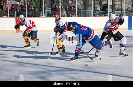 Policiers Detroit Detroit jouer les pompiers dans la charité Jeu de hockey sur glace Banque D'Images