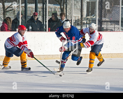 Policiers Detroit Detroit jouer les pompiers dans la charité Jeu de hockey sur glace Banque D'Images