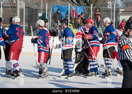 Policiers Detroit Detroit jouer les pompiers dans la charité Jeu de hockey sur glace Banque D'Images