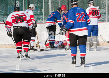 Policiers Detroit Detroit jouer les pompiers dans la charité Jeu de hockey sur glace Banque D'Images