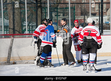 Policiers Detroit Detroit jouer les pompiers dans la charité Jeu de hockey sur glace Banque D'Images