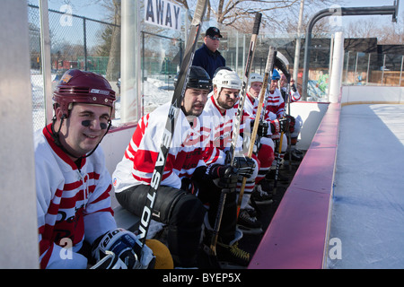 Policiers Detroit Detroit jouer les pompiers dans la charité Jeu de hockey sur glace Banque D'Images