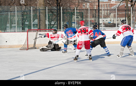 Policiers Detroit Detroit jouer les pompiers dans la charité Jeu de hockey sur glace Banque D'Images