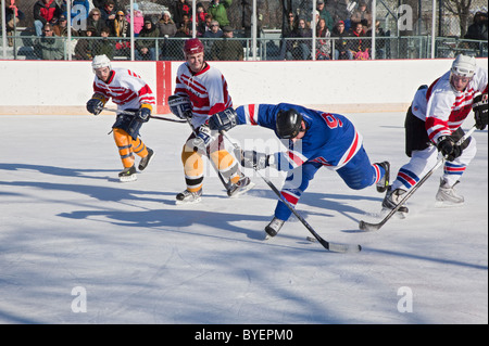 Policiers Detroit Detroit jouer les pompiers dans la charité Jeu de hockey sur glace Banque D'Images