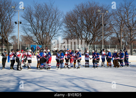 Policiers Detroit Detroit jouer les pompiers dans la charité Jeu de hockey sur glace Banque D'Images