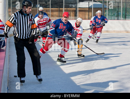 Policiers Detroit Detroit jouer les pompiers dans la charité Jeu de hockey sur glace Banque D'Images