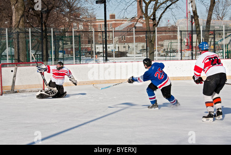 Policiers Detroit Detroit jouer les pompiers dans la charité Jeu de hockey sur glace Banque D'Images