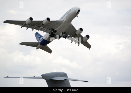 Airbus A380, plus gros avion commercial deux double deck Farnborough en Angleterre Banque D'Images