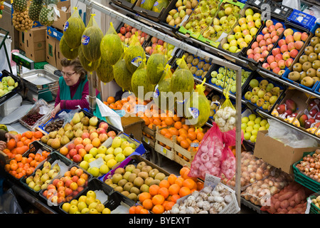 Fruits et légumes au marché de Ribeira, Cais de Sodre, Lisbonne, Portugal Banque D'Images