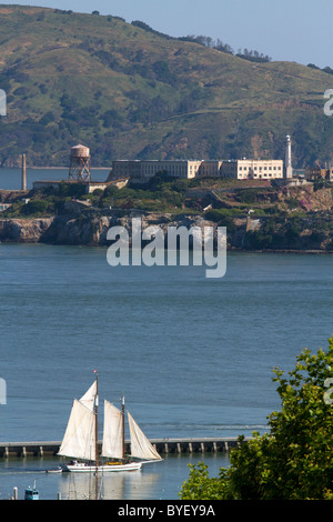 L'île d'Alcatraz située dans la baie de San Francisco au large de San Francisco, Californie, USA. Banque D'Images