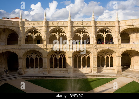 Premier exemple de l'architecture manuéline, cloîtres au Monastère des Hiéronymites aka Mosteiro dos Jerónimos, Belém, Lisbonne, Portugal Banque D'Images