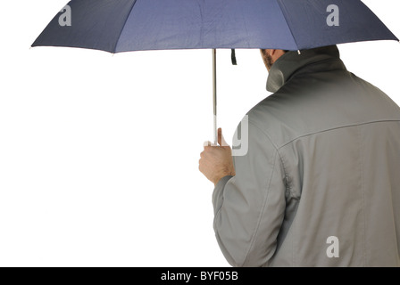 Homme avec un parapluie et l'imperméable isolé sur blanc. Banque D'Images