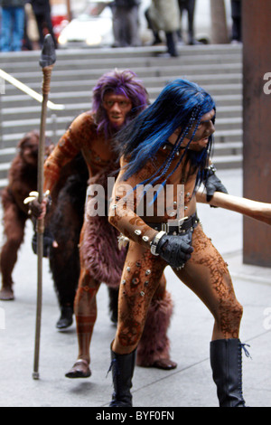 Acteurs du Cirque du Soleil son Totem recréé Darwin's iconic évolution de l'homme en scène de Liverpool Street. Coup de publicité. Banque D'Images