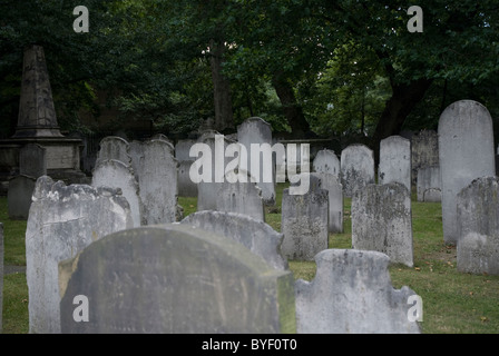 Tombes dans le cimetière Bunhill Fields Londres E1 Banque D'Images