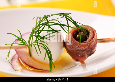 Fromage Mozzarella et anchois roulés sur un bâton Banque D'Images